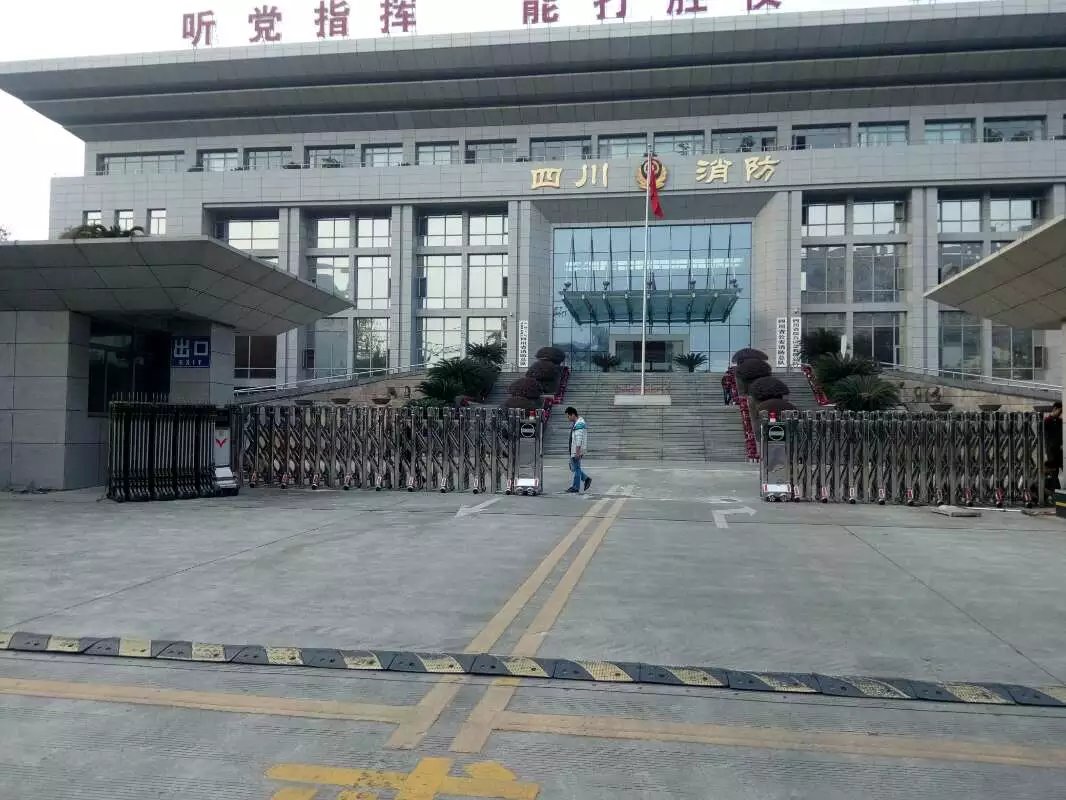 上海浦东新区上海浦东新区四川消防总队伸缩门